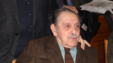 Боец ЭЛАС Апостолос Сантас, вместе с Манолисом Глезосом сорвавший нацистский флаг с Акрополя в ночь на 31.05.1941 г. Скончался в Афинах 30.04.2011 в возрасте 89 лет.