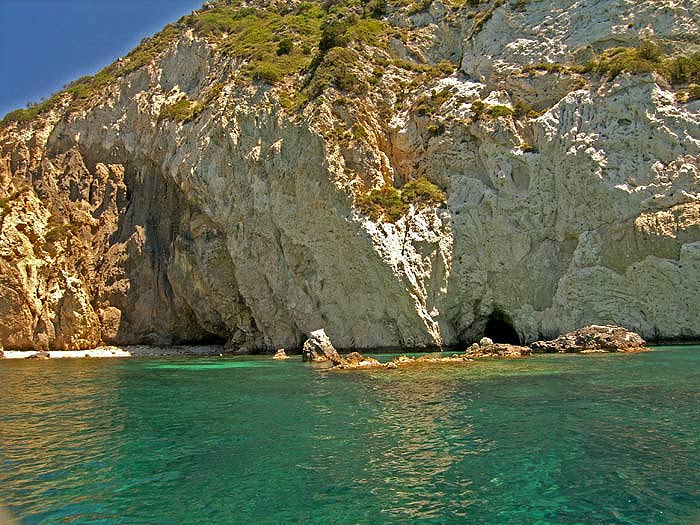 Греция. Ионическое море. Остров Закинтос (Zakynthos). Островок Черепаший. Пещеры, скалы, рифы.