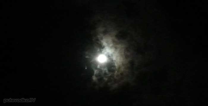 Ночная луна в пряже облаков
