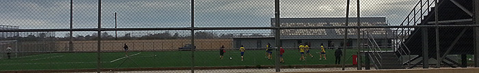 Тренировка местной команды на сельском стадионе рядом с Пиргосом