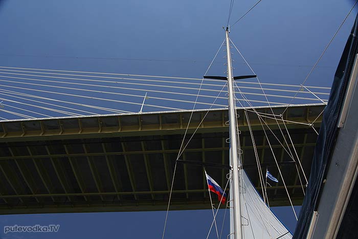 Греция. Яхта ПЕПЕЛАЦ. Маша ПУТЕВОДКА проходит мост через Патраикос.