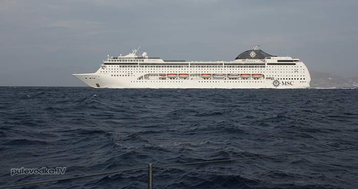 Киклады. Круизный лайнер между островами Парос и Наксос.