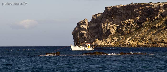Рыбацкое судно у острова Эвриокастро