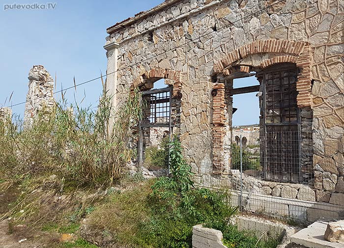 Остров Сирос. Эрмуполис. Руины кожевенного завода.